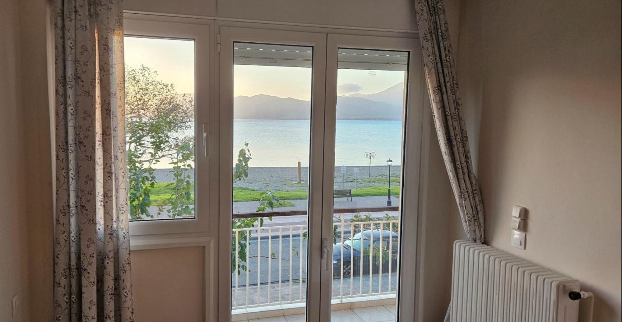 Nafpaktos Beach House Sea View Apartment First Floor المظهر الخارجي الصورة
