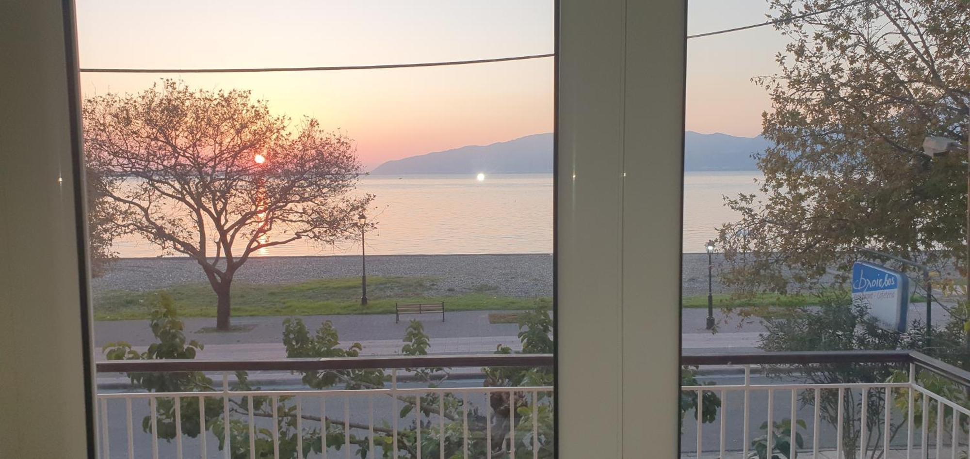 Nafpaktos Beach House Sea View Apartment First Floor المظهر الخارجي الصورة